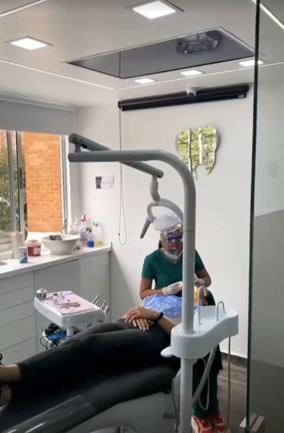 La Dra. Tatiana Lopera atendiendo a una paciente en su consultorio