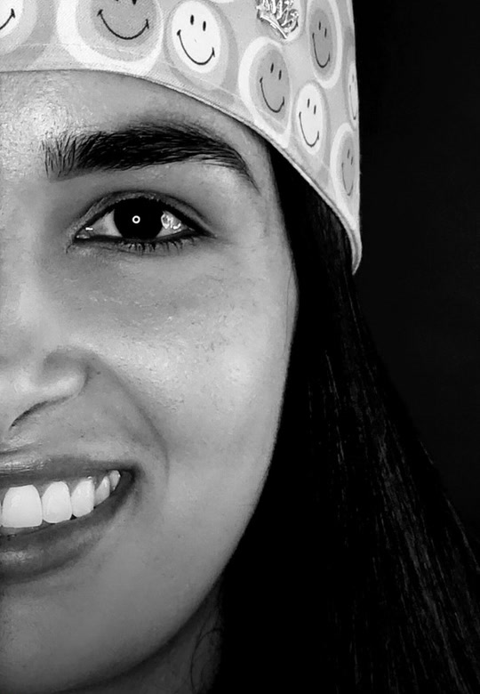 Retrato en blanco y negro de la Dra. Tatiana Lopera sonriendo, con guías de diseño de sonrisa dibujadas en dorado
